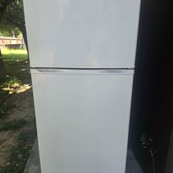 Magic Chef 10 cubic foot refrigerator for sale