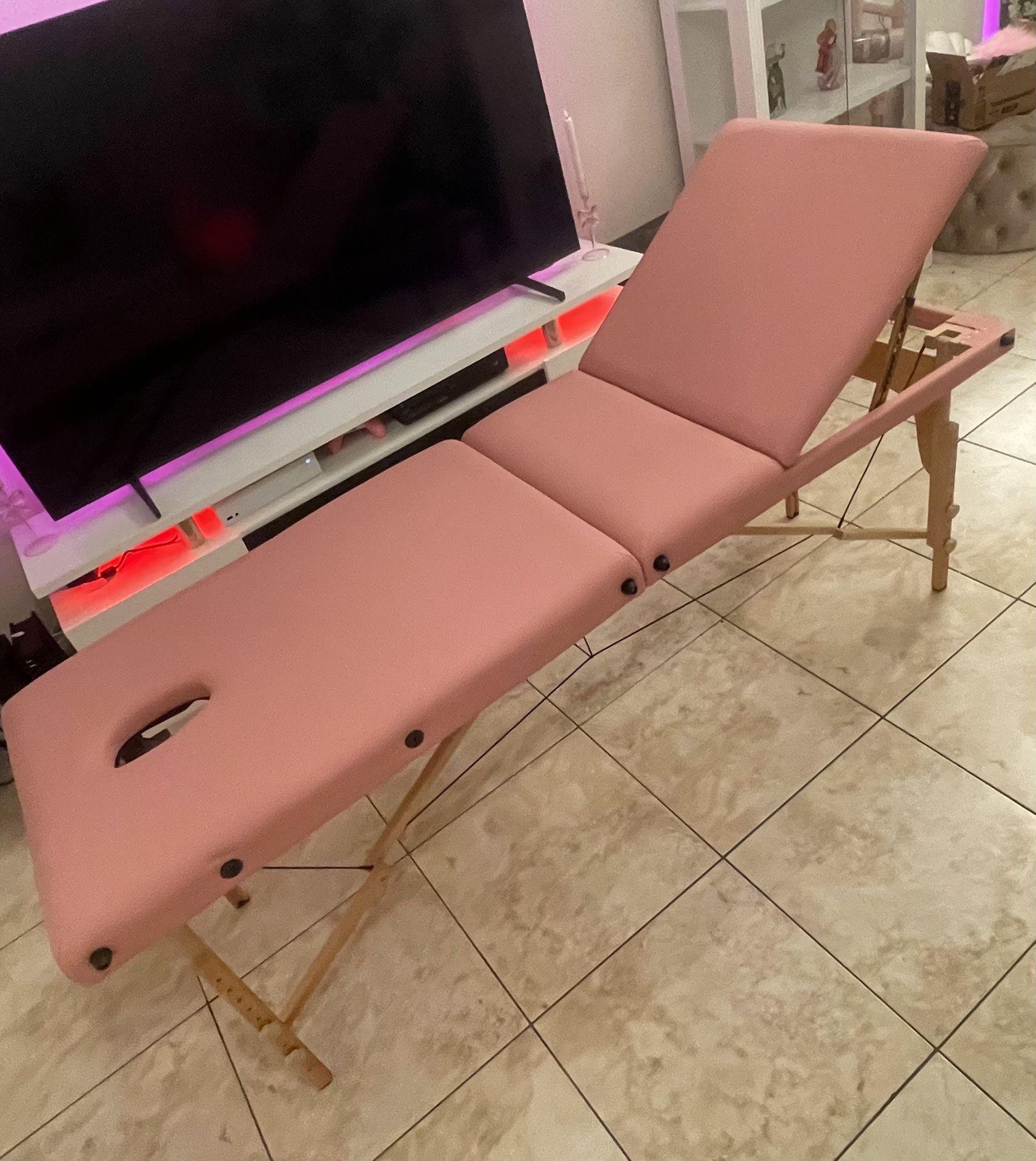 Pink Massage table In Perfect Condition And Barely Used 