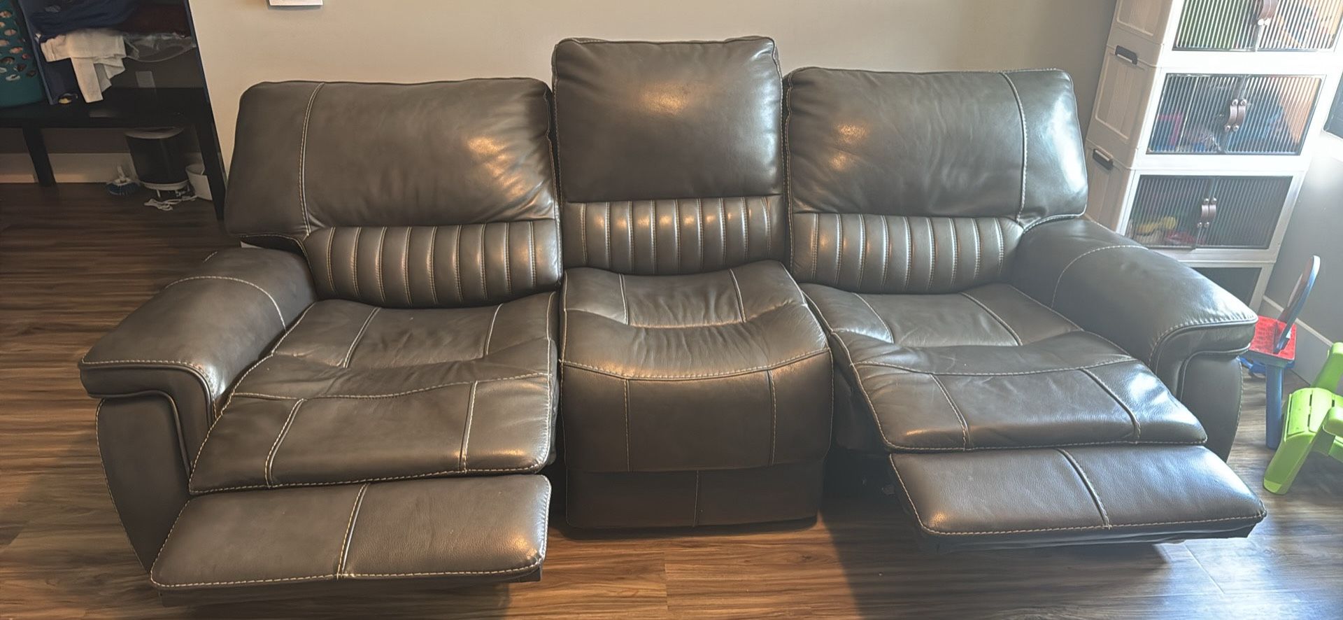 💺 Costco Leather Power Reclining Sofa – $750 (Great Condition)