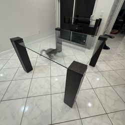 Dinning Set  Good Condition