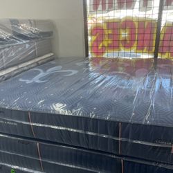 KING SIZE STEARNS & FOSTER LUX ESTATE MATTRESS & BOX SPRINGS BED SET