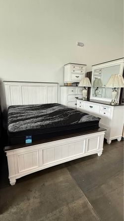 4- Pieces White wood finish king & Queen bedroom set