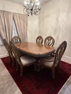 Beautiful Dining Set ( Deliver Available) 