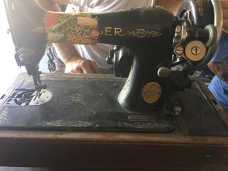 Antique singer sewing machine around 1930