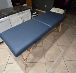 Like new massage table with case