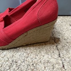 BASS LADIES SZ 6.5 RED ESPADRILLE 3” WEDGE OPEN TOE HEELS