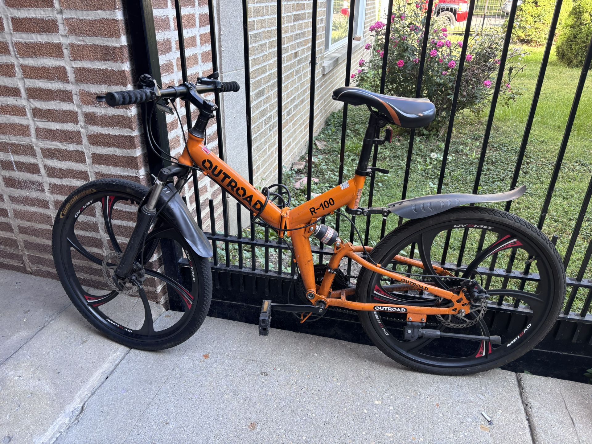 Outroad R-100, a 26-inch folding mountain bike.