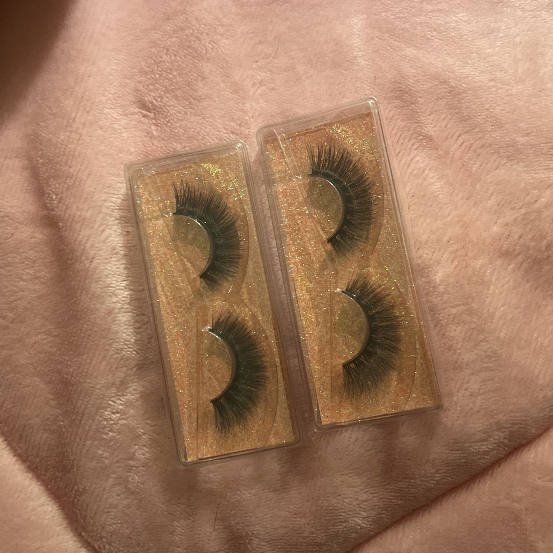 2 Pairs of lashes