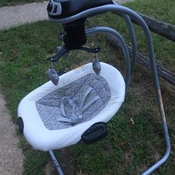 Like new Graco baby cradle swing electric and battery only $40 firm