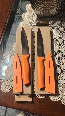 Set de dos cuchillos de 15 cm es uno de sierra y otro liso de Tupperwere los dos por 30