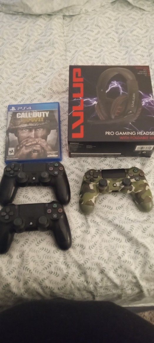 PS4 1 Terabyte 3 Controllers 1 Headset