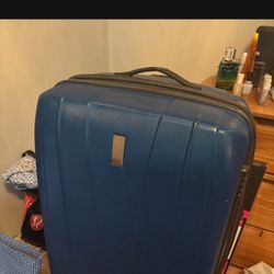 LOW PRICE MOVING- DESLEY $600 RETAIL LARGE HARD COVER SPINNER LUGGAGE 