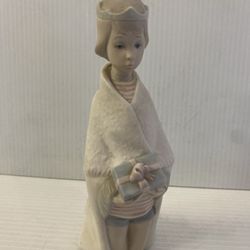 Lladro #673 Boy with Gift - Melchor Porcelain Matte Finish Figurine 6 6/8” AS IS