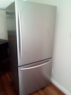 MORA_MRB172N6AWE 17.2 CU. FT. Counter Depth Bottom-Freezer Refrigerator