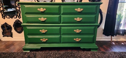 Elegant Kelly Green Dresser/ Buffet/ Console/ Entryway for Sale in Dallas,  TX - OfferUp