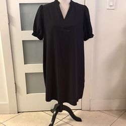 Shein, dress is a shift style (straight) or tunic in black, characterized by its mandarin collar with a "V" neckline and puff sleeves with elastic cuf