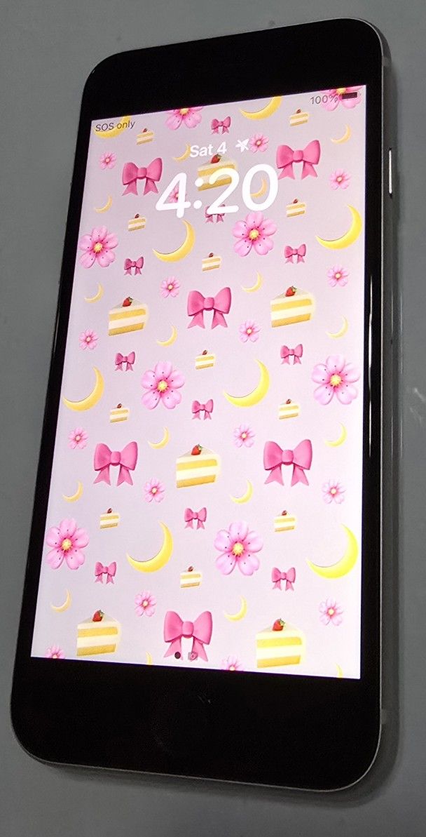 LIKE NEW Fully Unlocked iPhone SE - Starlight