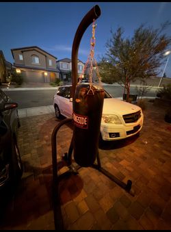 Heavy bag with stand