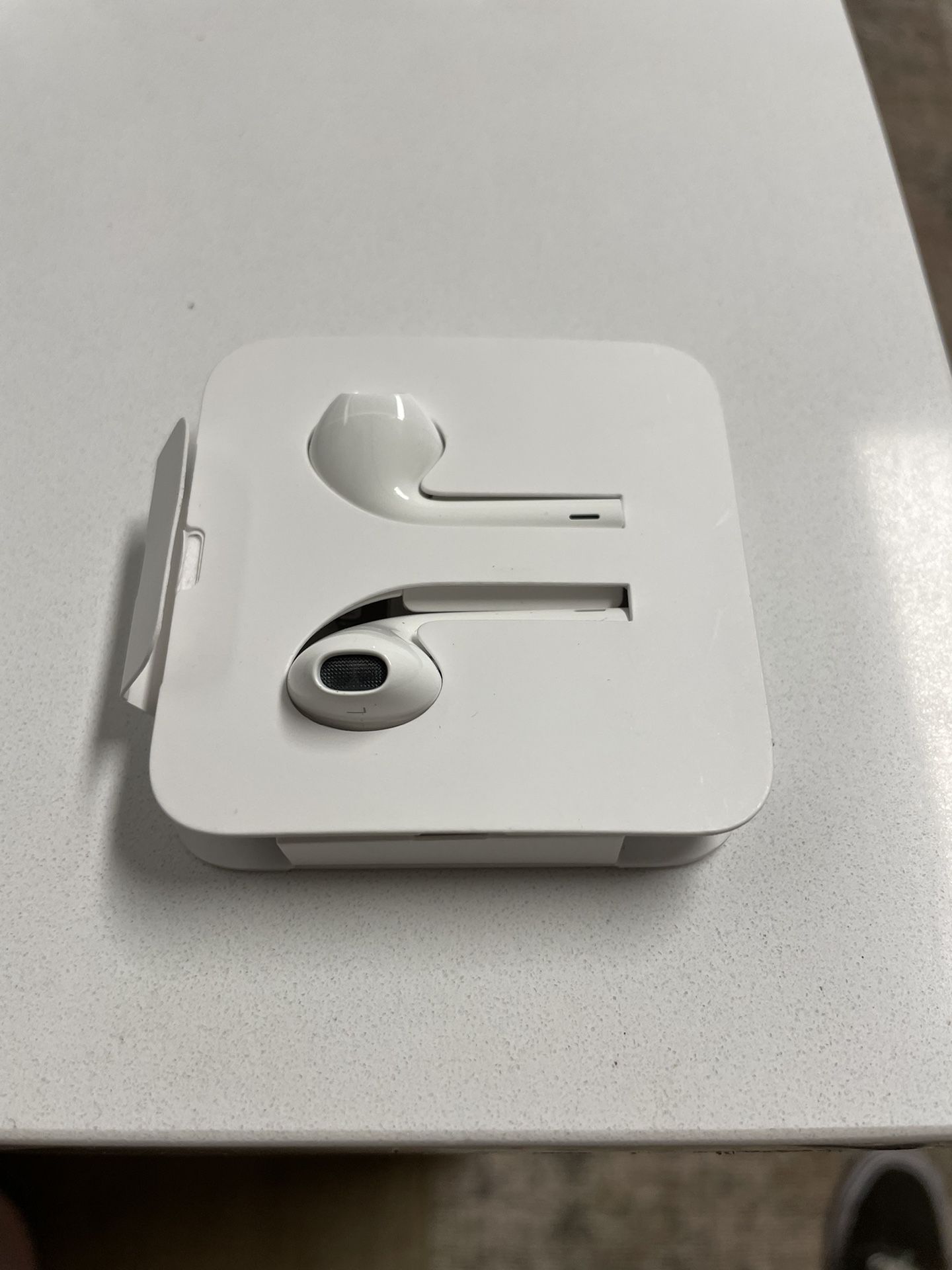 Genuine Apple Earbuds/head Phones