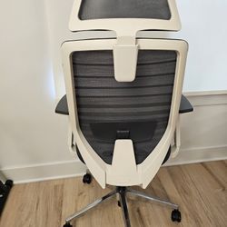 Like New - Branch Ergonomic Office Chair with Headrest and Lumbar Support
