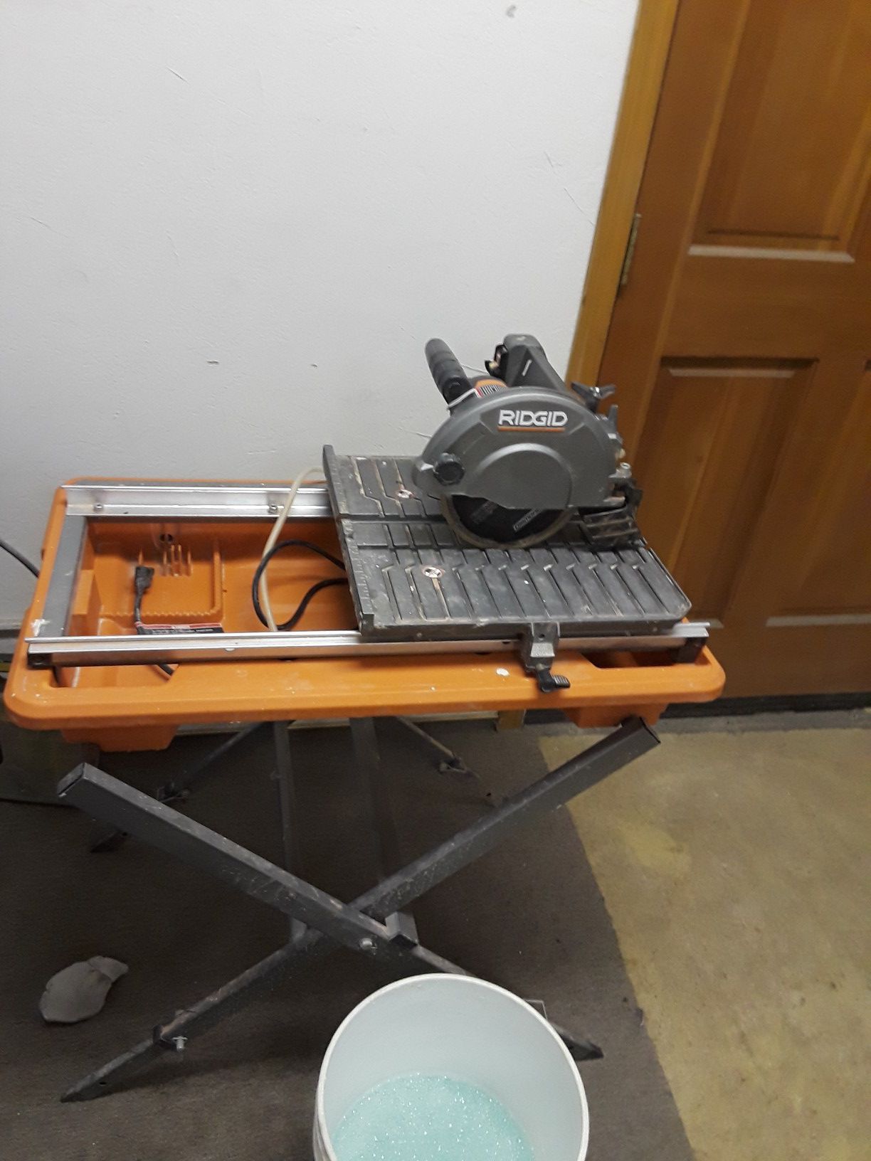 Rigid wet tile saw with stand