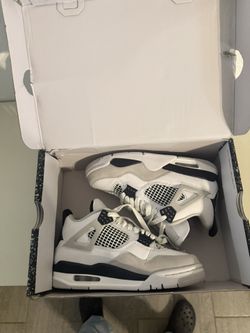 White And Black Retro 4’s (women’s 5, Men’s 3.5)