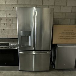 BEAUTIFUL GE  STAINLESS STEEL KITCHEN APPLIANCE SET LIKE NEW  