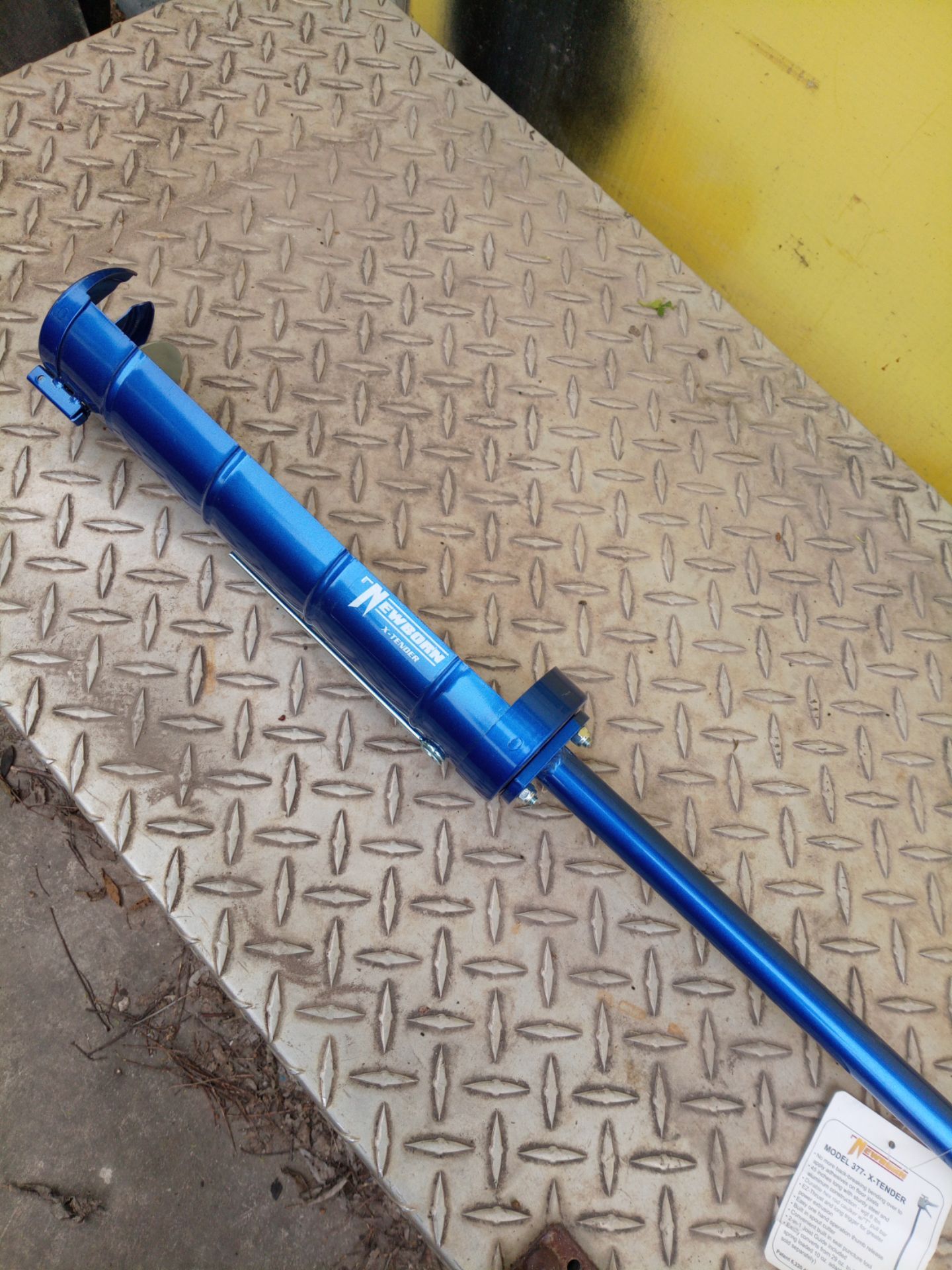 Subfloor caulking gun