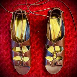 NEW VINCE CAMUTO BROWN LEATHER SANDALS. 
SIZE 7.5B.