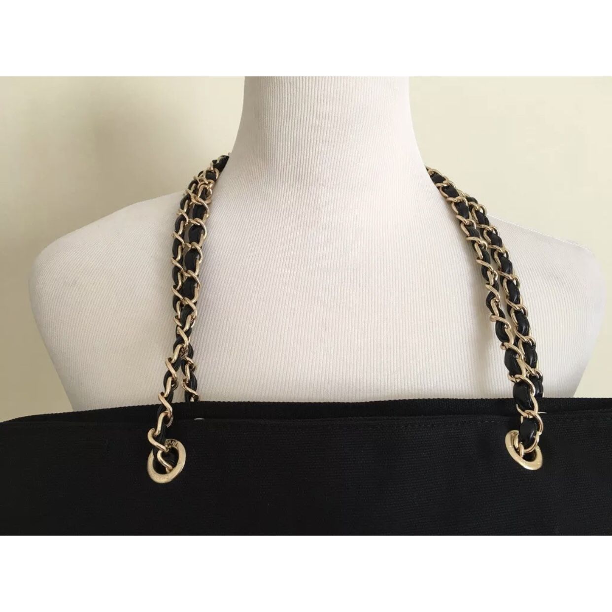 ULTRA RARE CHANEL CC 2016 RUNWAY CHAIN PEARL BAG LIMITED EDITION VIP GIFT  for Sale in Mesa, AZ - OfferUp