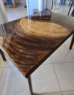 Stunning E-swirl Table