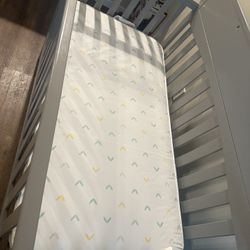 4 In Baby Crib And Mattress 