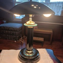  REALLY NEAT LOOKING  Black METAL LAMP WITH DOUBLE LIGHTING  Great Condition 