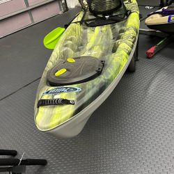 New 12’ Fishing Kayak With Paddle