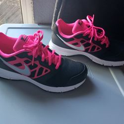 Women Nikes Running Shoes size 7. NEW