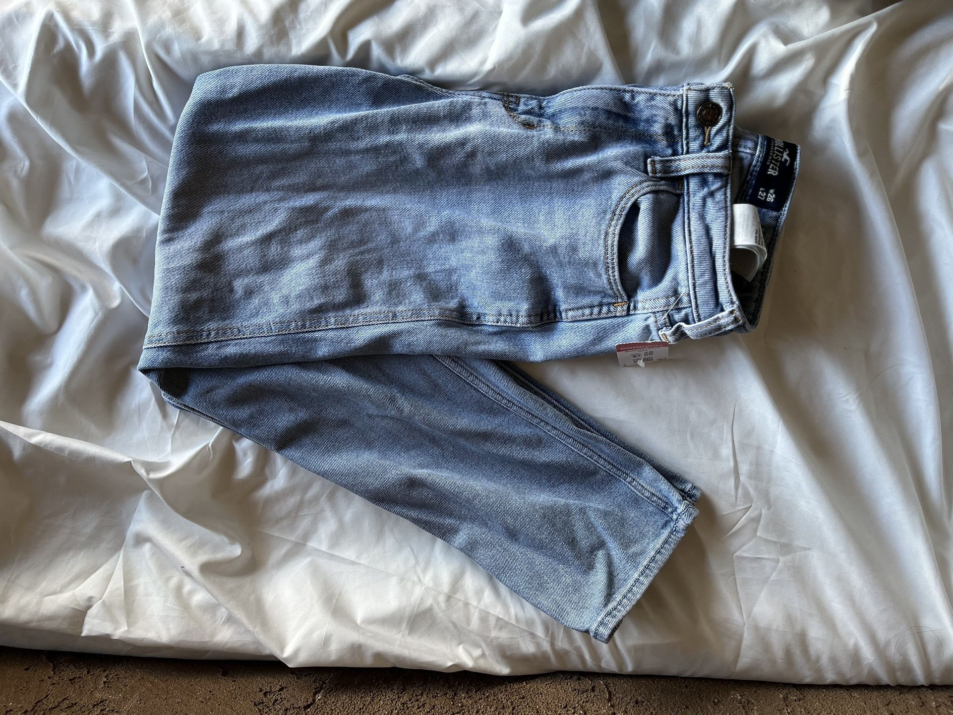 Hollister Ultra High-Rise Mom Jeans