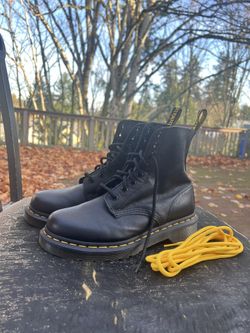 Size 7 Dr Martens AirWair (Pascal?) Boots