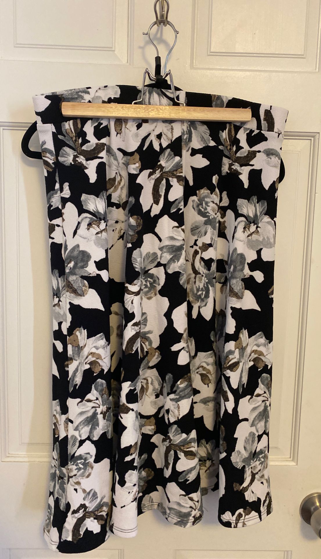 Unique vintage 2XL black and white floral skirt