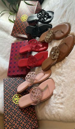 Sandalias y gorras
