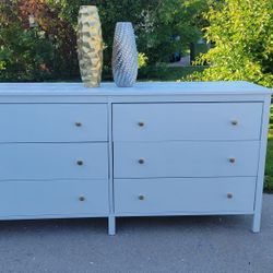 MODERN WHITE 6 DRAWERS DRESSER WITH ROLLING ON DRAWERS 67X35X34  GOLDEN KNOBS LIKE NEW