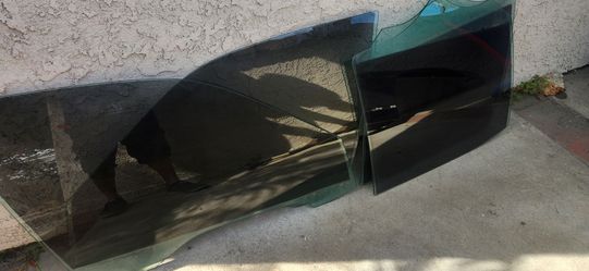 E38 740i short wheelbase window glass