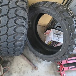 2 Gladiator X Comp M/T 33X12.50R22L