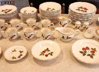 Mikasa Strawberry Festival 66-Piece Dinnerware Set for 12 – Excellent Condition