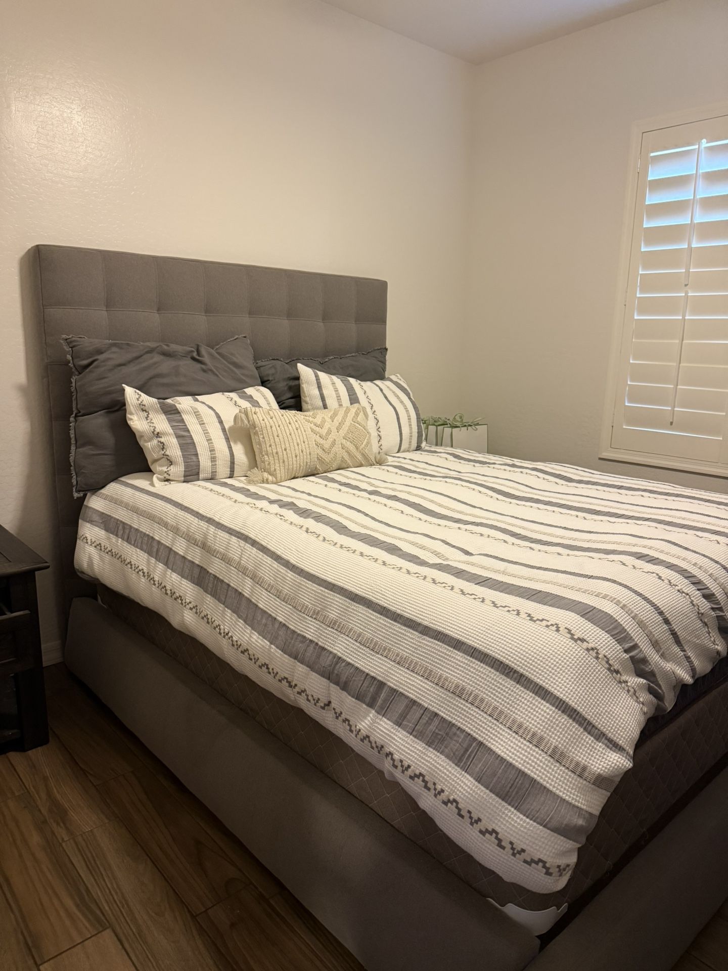 Upholstered Queen Bed Frame w/ Pull-Out Storage Drawer