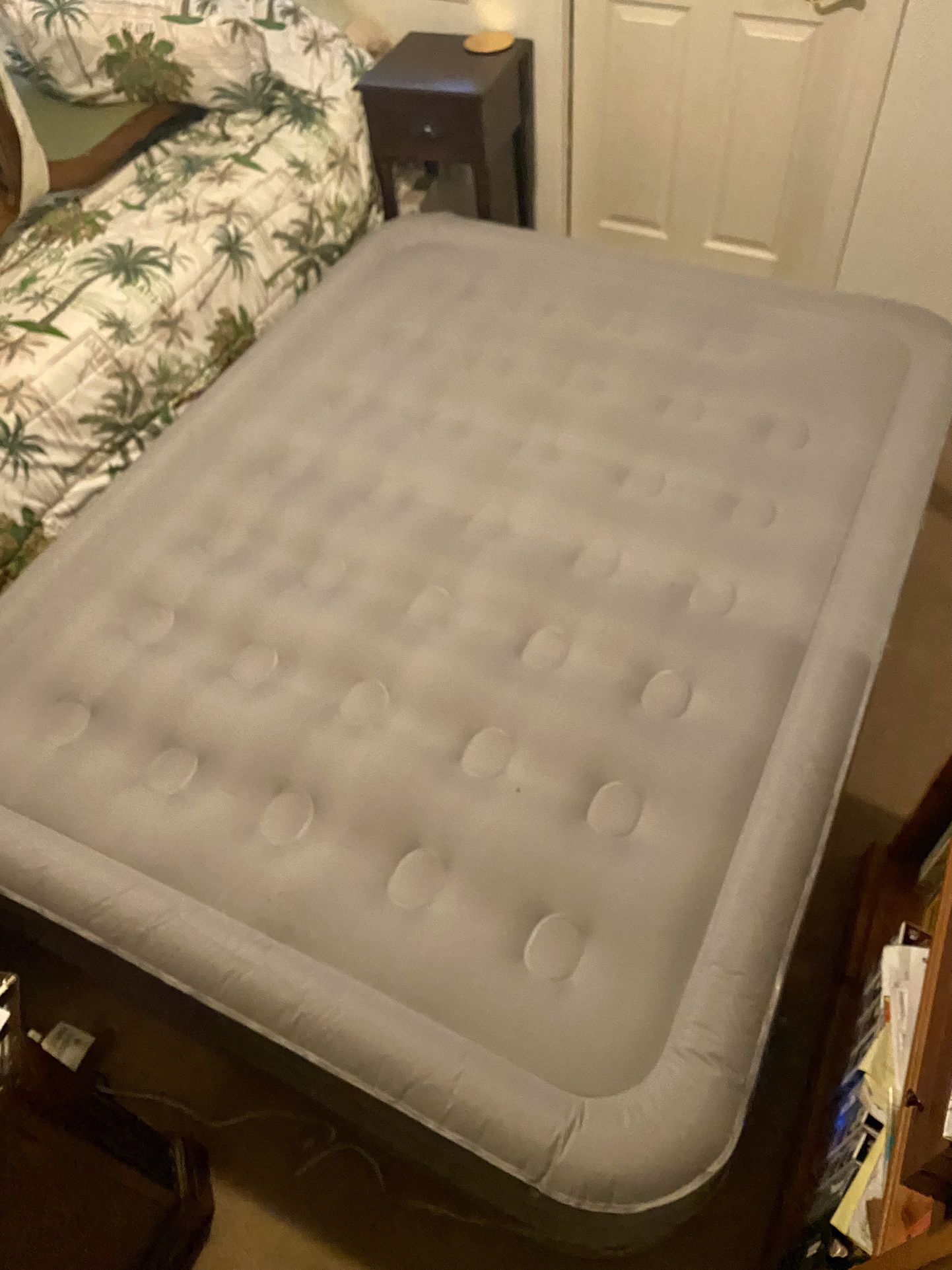 AreoBed AIRBED Inflatable Mattress, Queen. Used once.