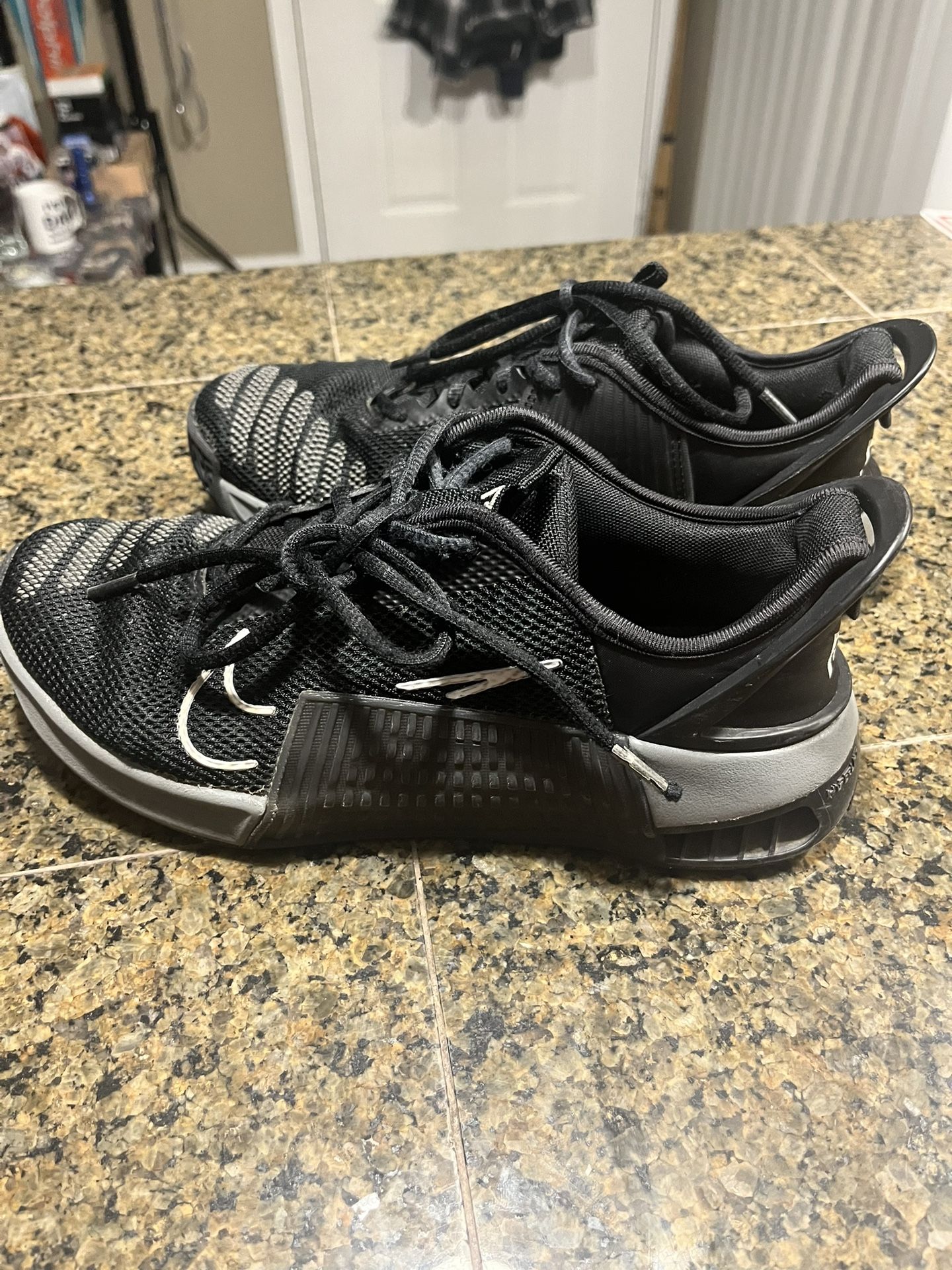 Great Deal Like New Women’s Size 81/2 Black Nike Shoes