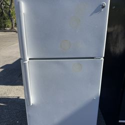 White  GE top-freezer refrigerator 