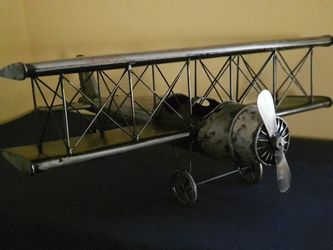Avión de metal , en buenas condiciones