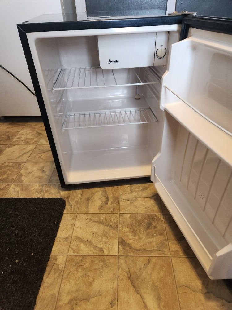 Avanti Mini Fridge With Small Freeze Box