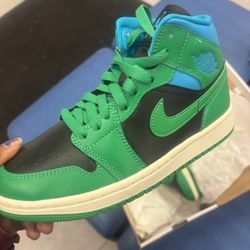 New Womens Jordan 1 Mids Size 6 